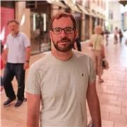 Professeur natif d'espagnol à Paris, je propose des cours particuliers adaptés à vos besoins, que ce soit en individuel ou en petits groupes pour vous aider à atteindre vos objectifs